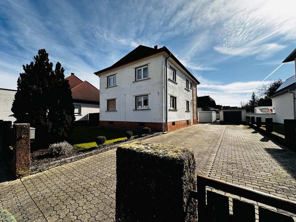 Immobilie in Rülzheim - Zweifamilienhaus mit Entwicklungspotenzial – eine Wohneinheit frei, eine vermietet - Bild 0