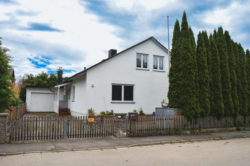 Immobilie in Odelzhausen - Einfamilienhaus in Sittenbach (Odelzhausen) mit einem wunderschönen, eingewachsenem Garten - Bild 0