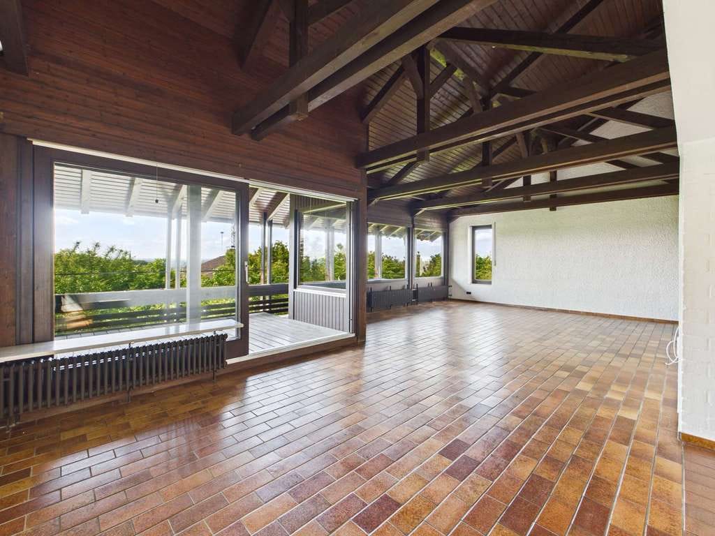 Immobilie in Steinach - Wohnen über der Donauebene. Besonderes Architektenhaus in Hanglage mit Kamin, Garten & Weitblick - Bild 3
