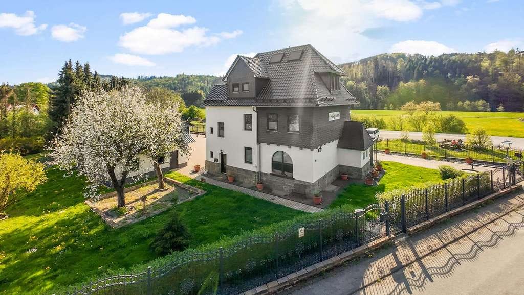Immobilie in Hatzfeld - Exklusives Wohnerlebnis: Bahnhofsanwesen- modernisiert, in idyllischer Lage - Bild 0