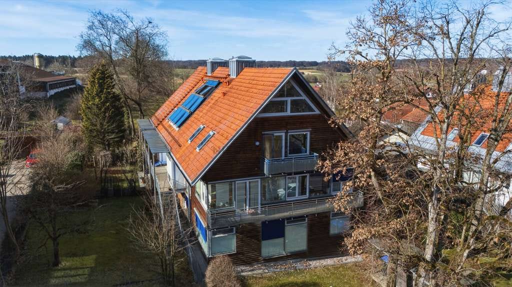 Immobilie in Pöcking - Wohnen auf zwei Ebenen: Lichtdurchflutete 2,5-Zimmer-Galerie-Wohnung (DG) im Herzen von Pöcking - Bild 2