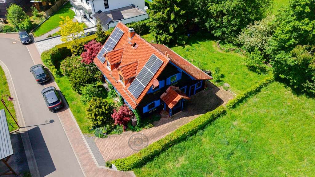 Immobilie in Waldmühlen - Ländliche Ruhe, stadtnah genießen. Schickes Blockhaus mit Garten in Feldrandlage! - Bild 1