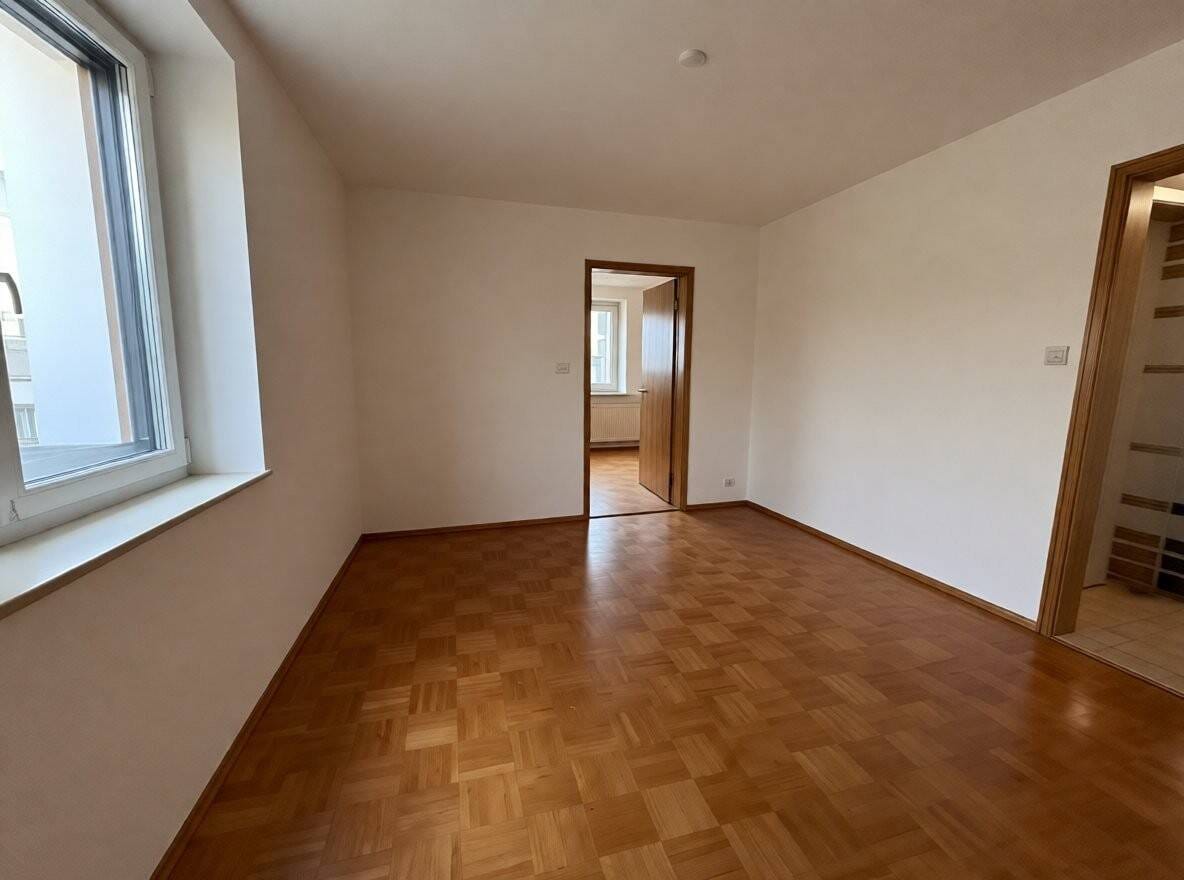 Immobilie in Dettingen unter Teck - Großzügige 4,5-Zimmer Gartenwohnung mit Einbauküche und überdachter Terrasse - Bild 2