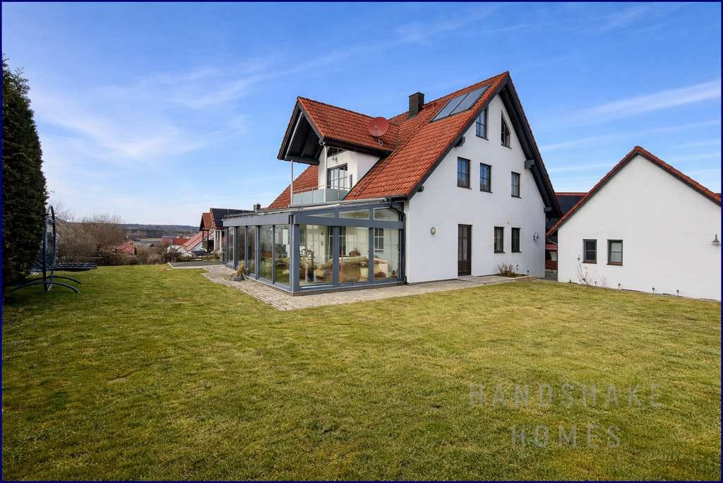 Immobilie in Pörnbach - Repräsentative Villa mit Raum für Mehrgenerationenwohnen und Arbeiten unter einem Dach - Bild 1