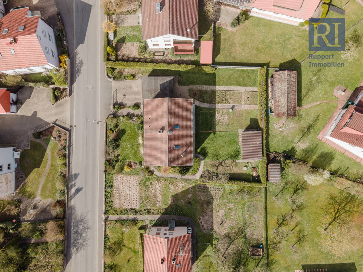 Immobilie in Abtswind - Zweifamilienhaus mit idyllischem Garten - Bild 2