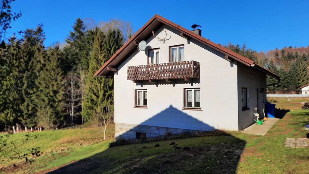 Immobilie in Jandelsbrunn - Bei Jandelsbrunn - Neuer Preis! Uriges Haus am Waldesrand für nur 229.000,-- - Bild 3