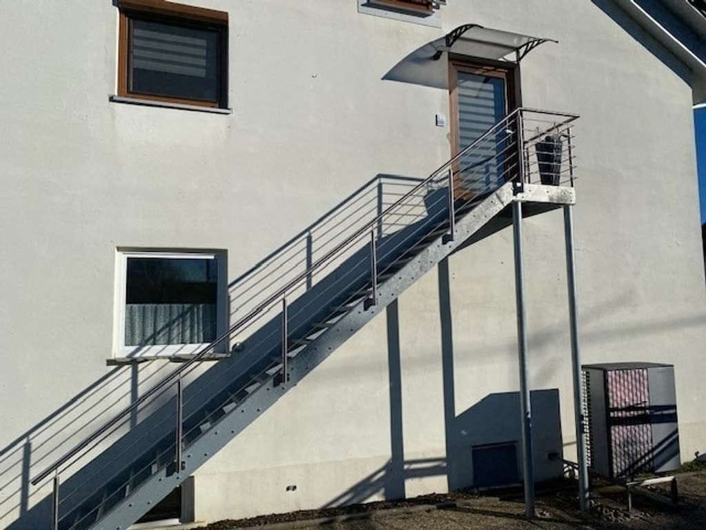 Immobilie in Pfullendorf - Modernisierte Doppelhaushälfte mit zwei großzügigen Wohnungen
Wohnen auf drei Ebenen - Bild 2