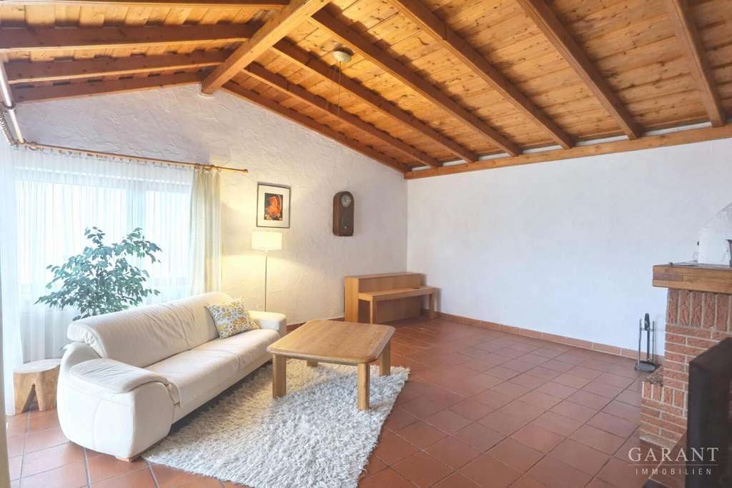 Immobilie in Stammham - Ein Haus, viele Möglichkeiten: Großzügiges Wohnen in ruhiger Lage mit Wintergarten und Kamin - Bild 2