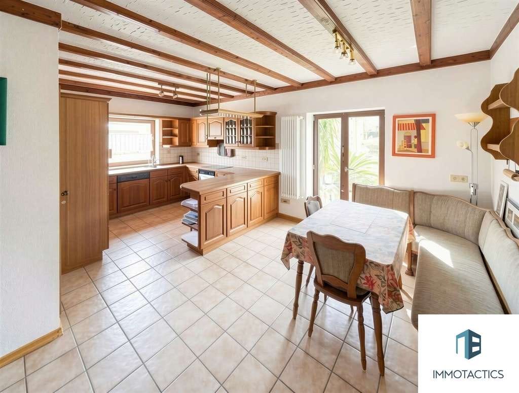 Immobilie in Kirschroth - Großzügiges Wohnhaus mit Garten, Schwimmteich & Sauna - Viel Platz auf separaten Ebenen - Bild 2
