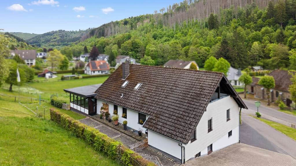 Immobilie in Simmerath - Großzügiges Familienhaus in Simmerath-Erkensruhr mit Einliegerwohnung & Traumblick ins Grüne - Bild 1