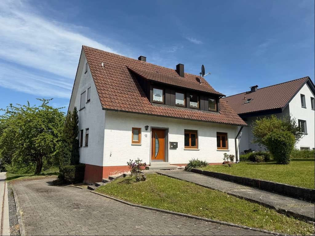 Immobilie in Allmersbach im Tal - Vielseitiges Zweifamilienhaus mit großem Grundstücksparadies in ruhiger Lage von Heutensbach - Bild 0