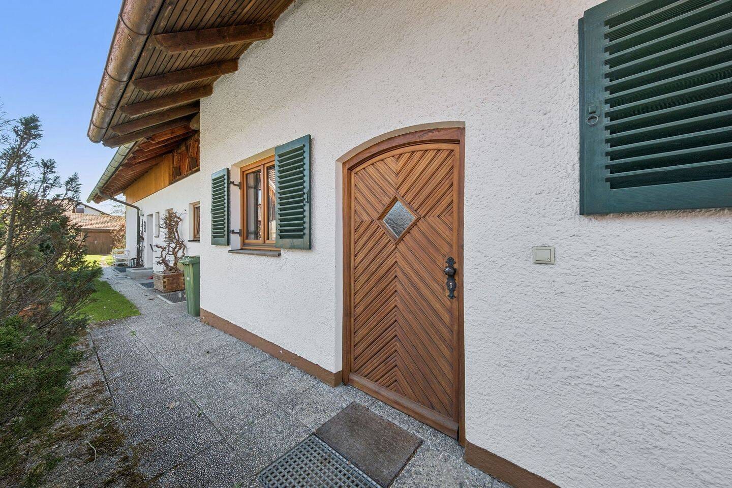 Immobilie in Oberhaching - Individuelles Mehrfamilienhaus mit vielfältiger Nutzungsmöglichkeit - Bild 2