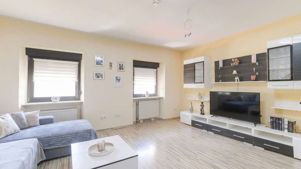 Immobilie in Gries - Großes Haus, kleiner Preis - Doppelhaushälfte mit Garten und Carport auf angrenzendem Grundstück - Bild 1