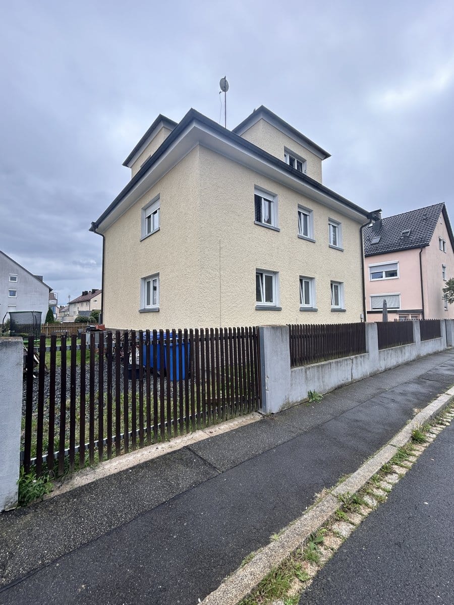 Immobilie in Weiden in der Oberpfalz - Charmantes Mehrfamilienhaus mit großem Potenzial zur Eigennutzung in zentraler Lage - Bild 0