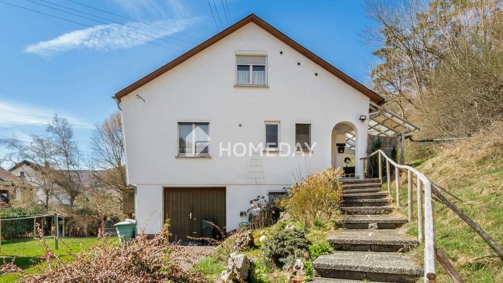 Immobilie in Burladingen - Solides Einfamilienhaus mit Sanierungsbedarf auf schönem Grundstück - Bild 2