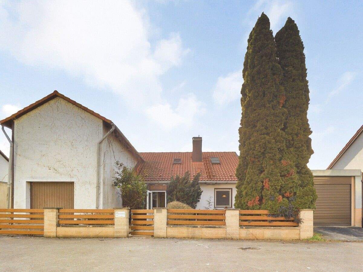 Immobilie in Bad Windsheim - Ideal für die große Familie mit handwerklichem Geschick - Einfamilienhaus in Bad Windsheim - Bild 1