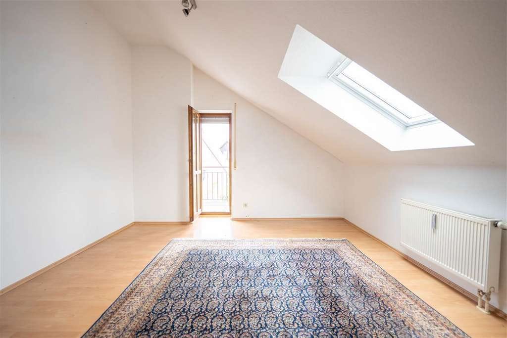 Immobilie in Zusmarshausen - Gepflegte 3-Zimmer-Dachgeschosswohnung mit zwei Bädern, Balkon und Tiefgaragenstellplatz - Bild 4