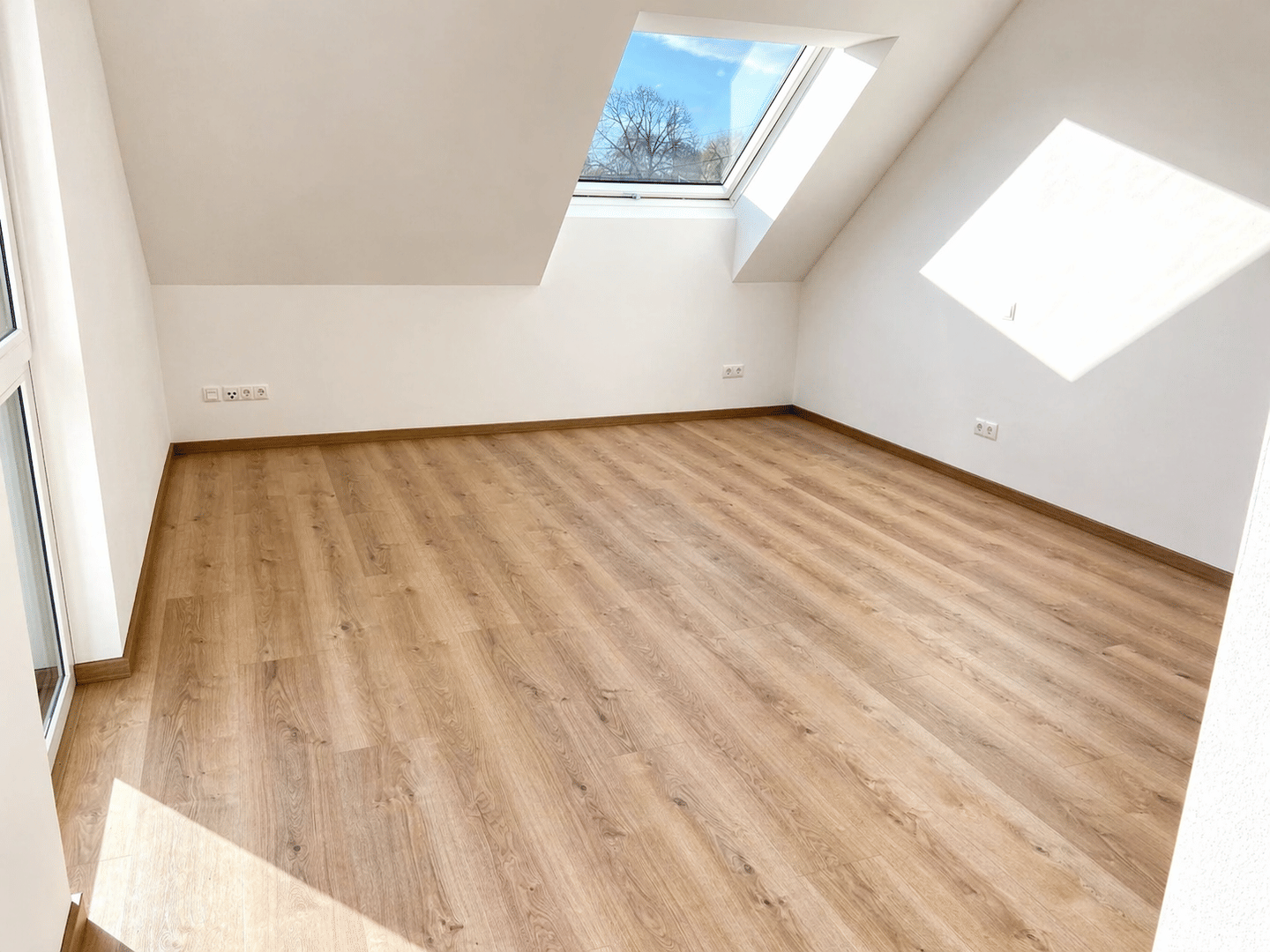 Immobilie in Prittriching - Licht. Raum. Lebensqualität - Neuwertige 4-Zimmer Dachgeschosswohnung mit Balkon und Aufzug - Bild 3
