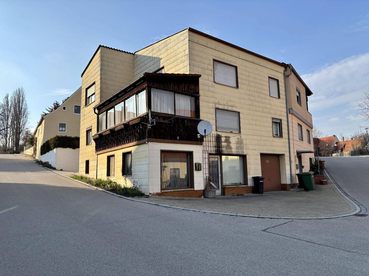 Immobilie in Heidenheim - Mehrfamilienhaus mit 3 Wohneinheiten und 3 Garagen - Bild 2