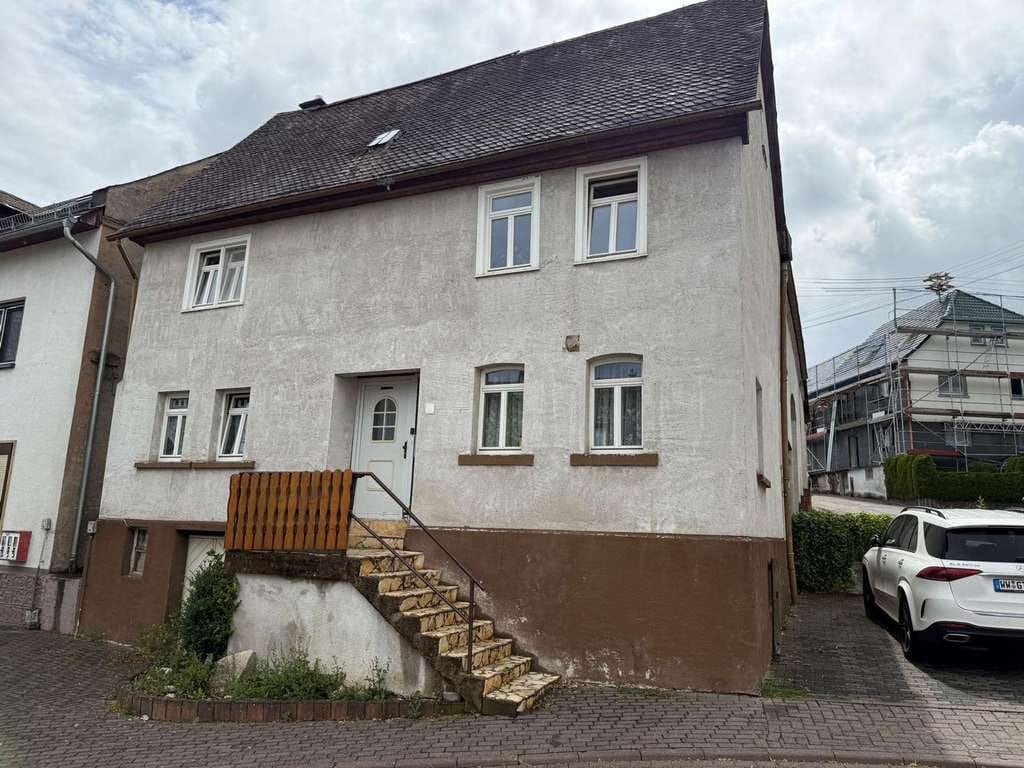 Immobilie in Meudt - Solides Einfamilienhaus in zentraler Lage von Meudt - Bild 1