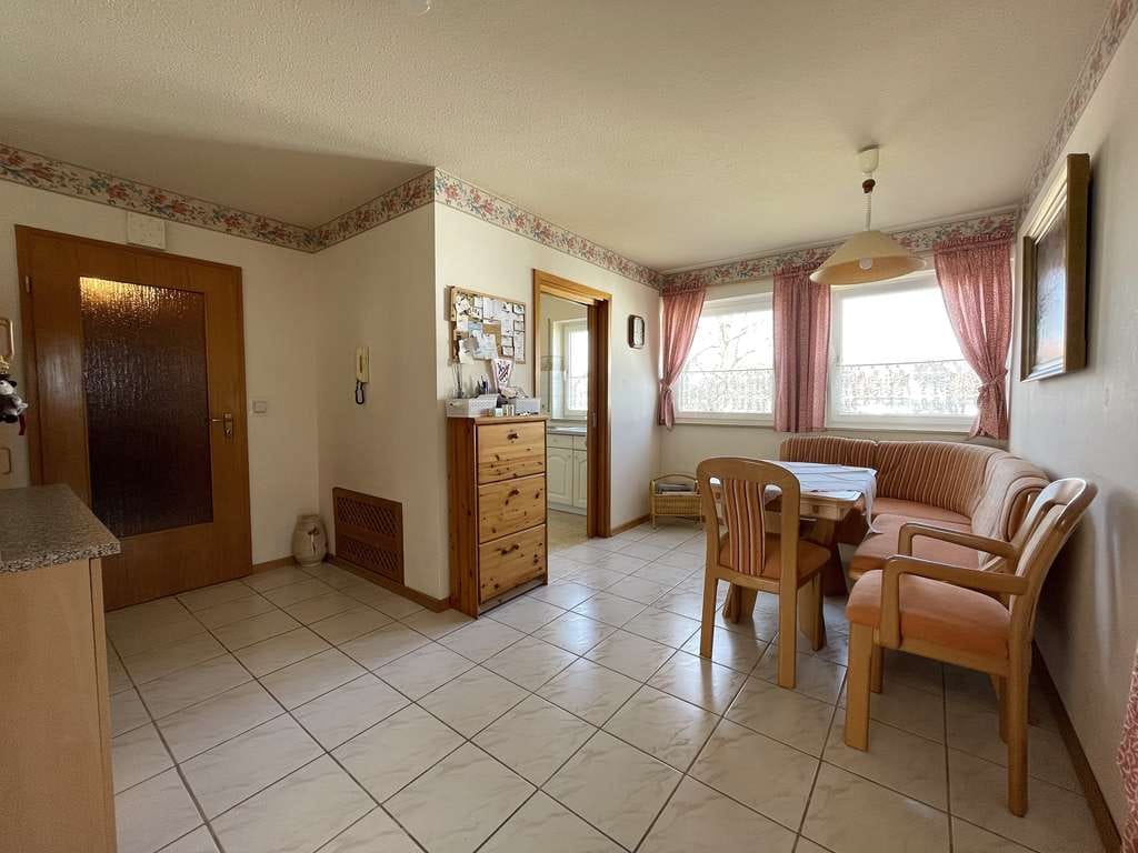 Immobilie in Peiting - KAUFEN - EINZIEHEN - WOHLFÜHLEN
Gepflegte 3,5-Zimmerwohnung im 1. OG mit Südbalkon und Garage - Bild 2