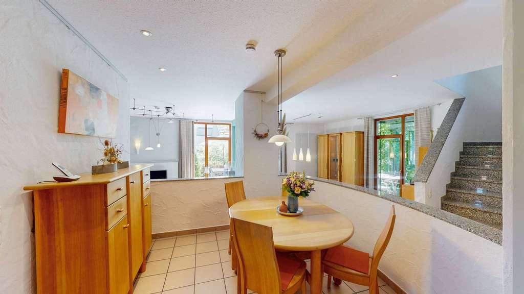 Immobilie in Geroldshausen - Architektur trifft auf Wohnkomfort – Niedrigenergiehaus mit besonderem Raumgefühl - Bild 4