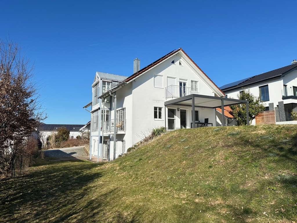 Immobilie in Grafling - Mod. Einfam.-Haus m. Einliegerwhg., PV-Anlage, 2 Garagen u. Fernblick in naturnaher Wohnlage b. DEG! - Bild 1