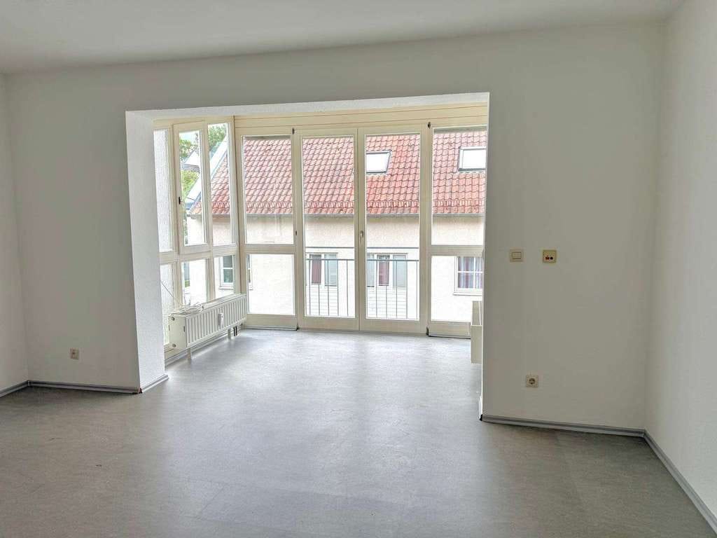 Immobilie in Weinsberg - Barrierefreie 1,5-Zimmer-Wohnung mit modernem Bad, Aufzug & Tiefgaragenstellplatz - Bild 2