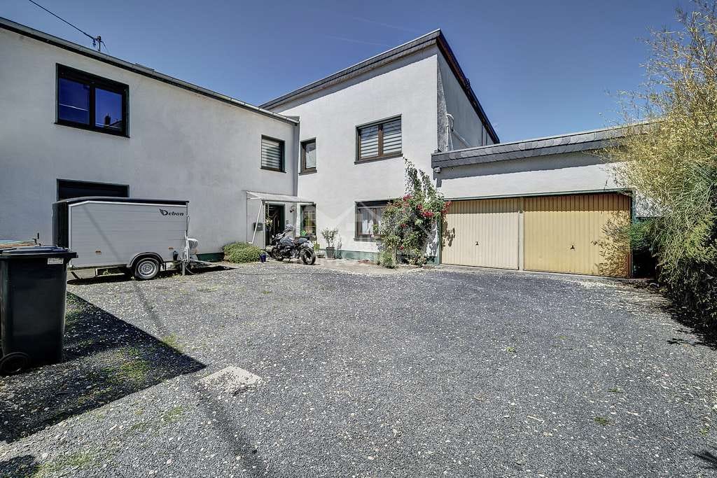 Immobilie in Dattenberg - Zweifamilienhaus in Aussichtslage mit großem Grundstück, Pool und Doppelgarage - Bild 0
