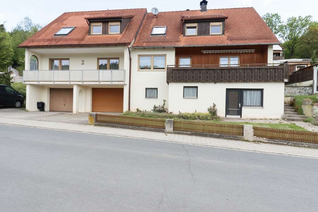 Immobilie in Rügland - Gepflegte 4-Zimmer Eigentumswohnung mit zwei Balkonen und Kachelofen in traumhafter Lage - Bild 2