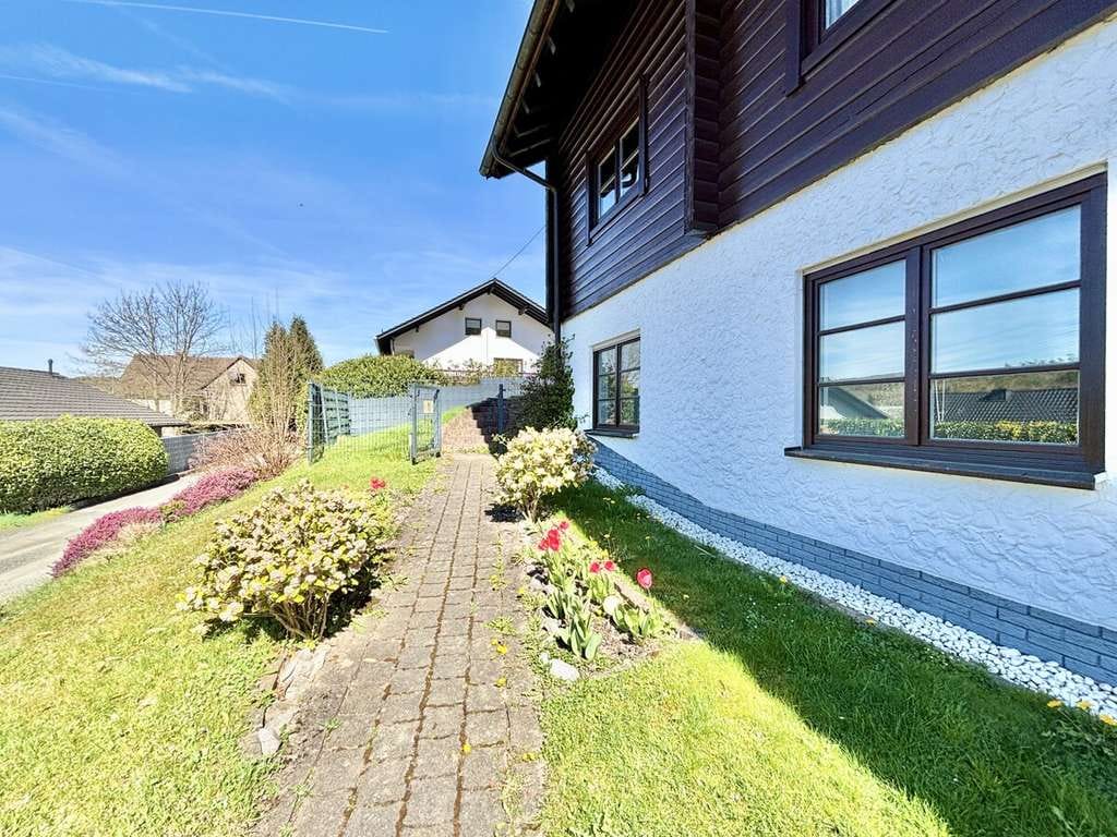 Immobilie in Scheuerfeld - **Stilvolles Holzhaus mit sonnigem Garten und Garage in Scheuerfeld** - Bild 3