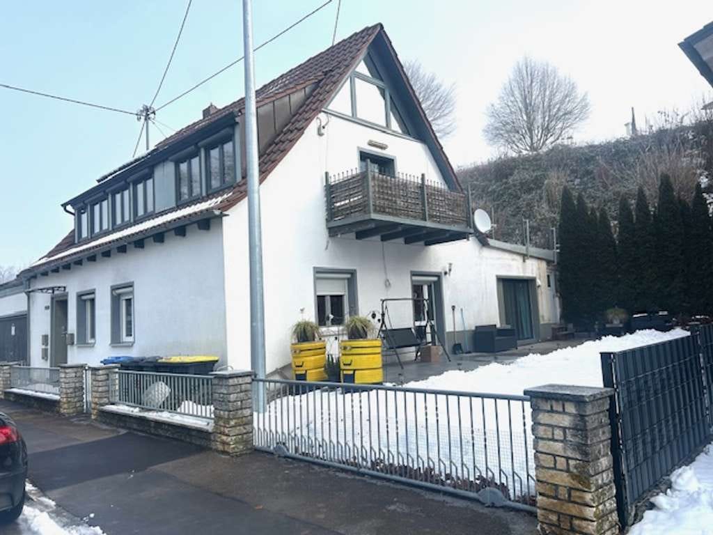 Immobilie in Leipheim - STEILISCH UND PRAKTISCH Interessantes Dreifamilienhaus mit wunderschöner Maisonette-Wohnung im DG - Bild 1