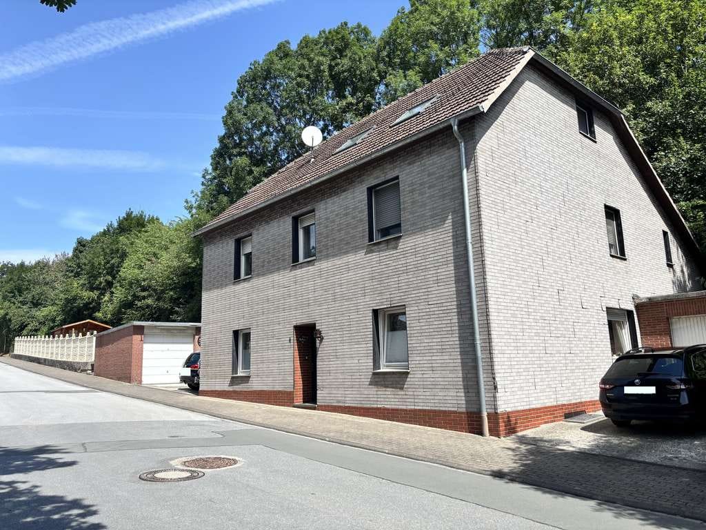 Immobilie in Büren - Zweigeschossiges Einfamilienhaus mit Werkstatt und Lagerräumen in massiver Bauweise in Büren-Ahden! - Bild 0