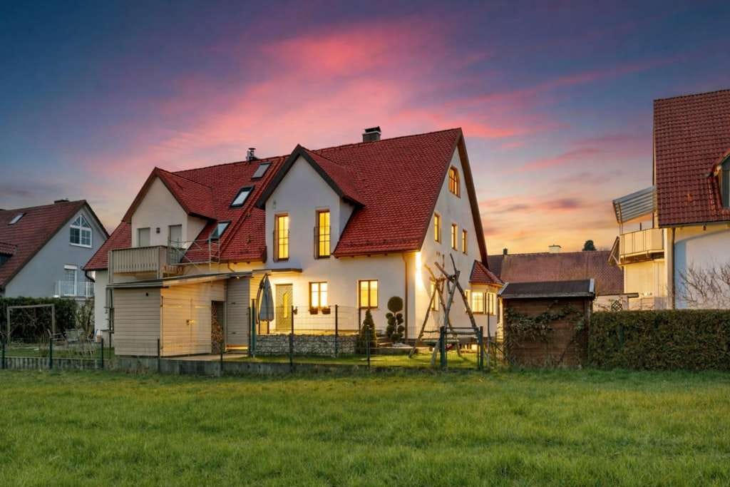 Immobilie in Bergkirchen - Traumhaus zum Verlieben – MODERNE XL-DOPPELHAUSHÄLFTE AM FELDRAND IN GÜNDING - Bild 2