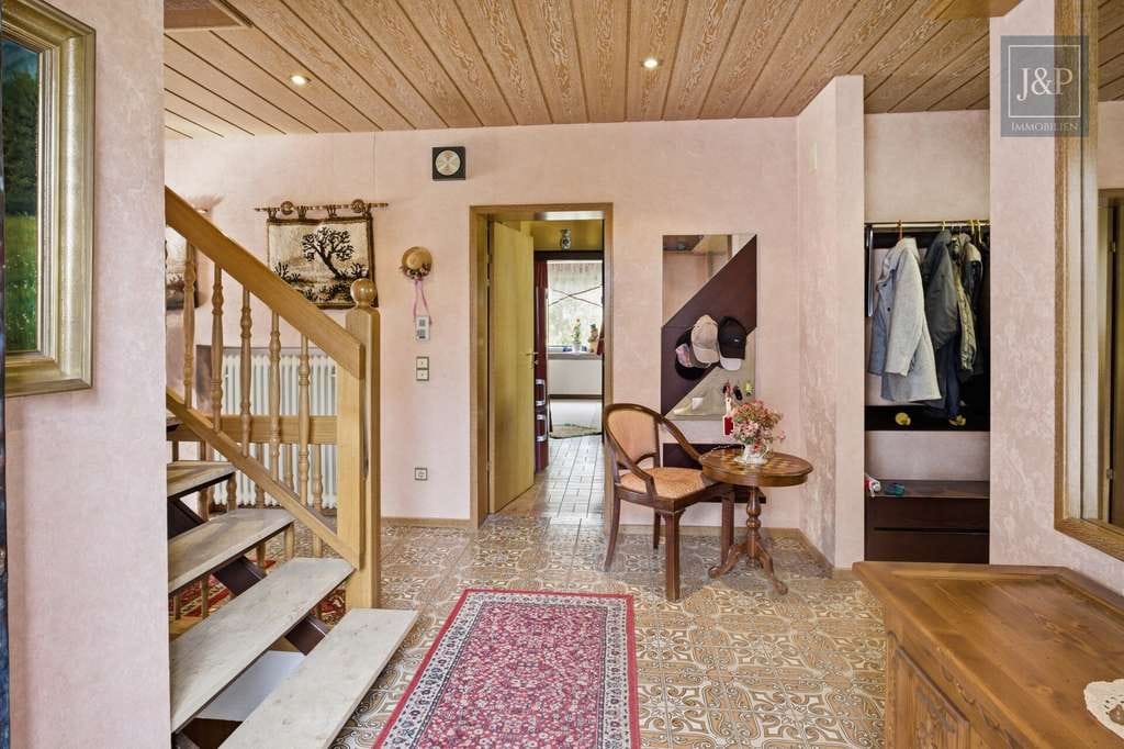 Immobilie in Oberreichenbach - Seltene Gelegenheit: Zeitloser 70er-Jahre-Bungalow mit Wintergarten & offenem Kamin - Bild 2