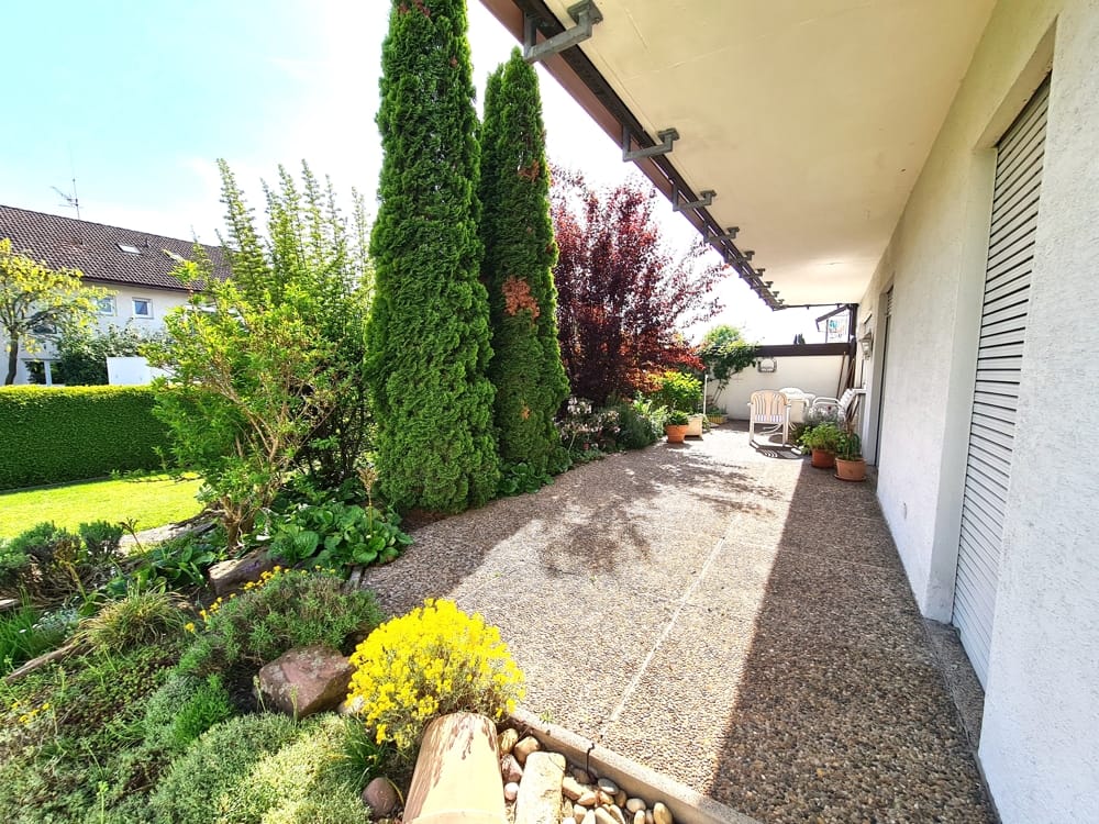 Immobilie in Waldbronn - 3 FAMILIENHAUS IN SEHR BEGEHRTER LAGE MIT TERRASSE, BALKONEN, 2 GARAGEN SOWIE 2 STELLPLÄTZEN - Bild 4