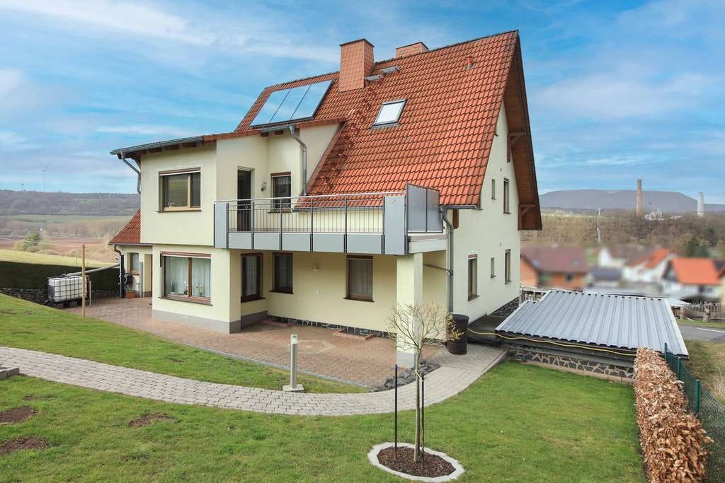 Immobilie in Unterbreizbach - Großes Einfamilienhaus mit Gartenparadies, Gäste- und Nutzflächen sowie mehreren Garagen - Bild 1