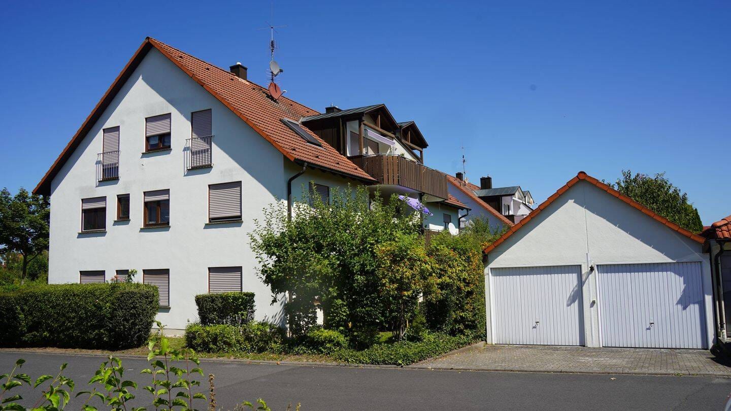 Immobilie in Kürnach - Gepflegtes Mehrfamilienhaus mit 6 Einheiten (3 Zimmer Wohnungen) in Kürnach zu verkaufen  - Bild 0