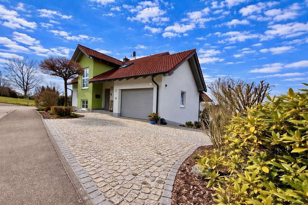 Immobilie in Boos - Sehr gepflegtes Einfamilienhaus in Boos mit Einliegerwohnung, Garage und wunderschönem Ausblick! - Bild 2