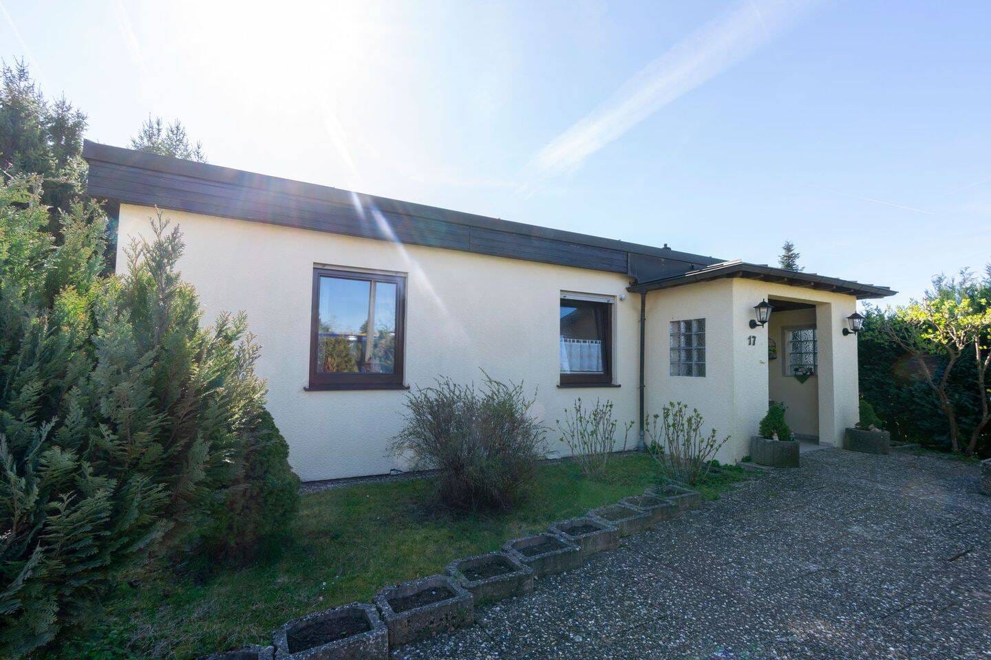 Immobilie in Waldenburg - Ihr neues Zuhause: Stilvoller Bungalow mit großzügigem Garten in Waldenburg - Bild 2