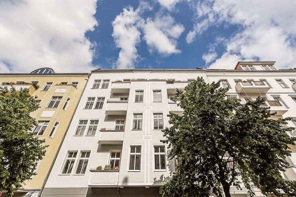 Immobilie in Berlin - Preisnachlass sichern auf  vermietete 4-Zimmerwohnung mit Terrasse & Wannenbad nahe Boxhagener Kiez - Bild 1