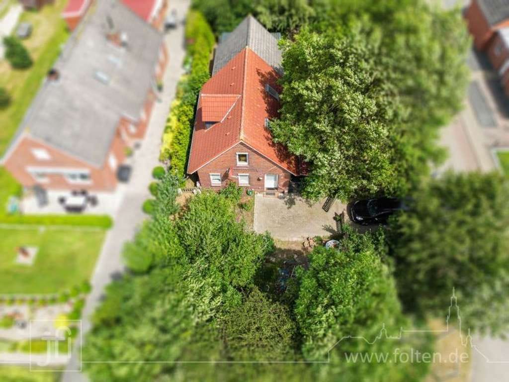 Immobilie in Jemgum - Wohnhaus mit zwei getrennten Wohnungen und großem Garten oder Baugrundstück - Bild 0