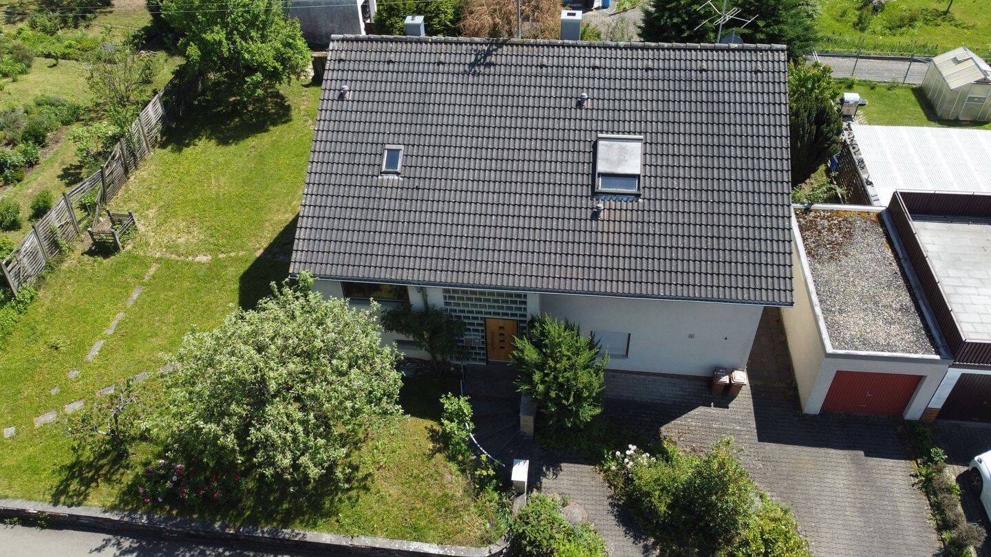 Immobilie in Auenwald -  Geräumiges 1–2-Familienhaus mit Einliegerwohnung, großem Grundstück und Garage in ruhiger Lage von Auenwald. - Bild 2