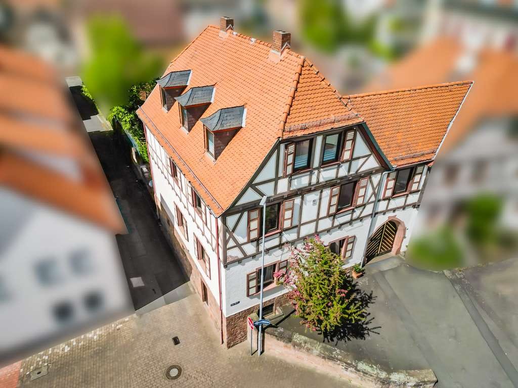 Immobilie in Gelnhausen - **Denkmalgeschütztes 3-Familien-Wohnhaus in zentraler Lage von Gelnhausen-Stadt** - Bild 1