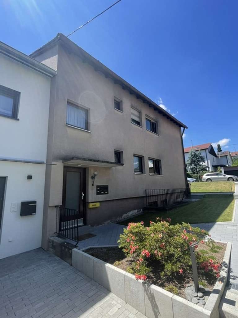 Immobilie in Leonberg - ** Leonberg-Höfingen ** Vermietetes 2FMH ruhige Wohnlage sucht Renovierer - Bild 1