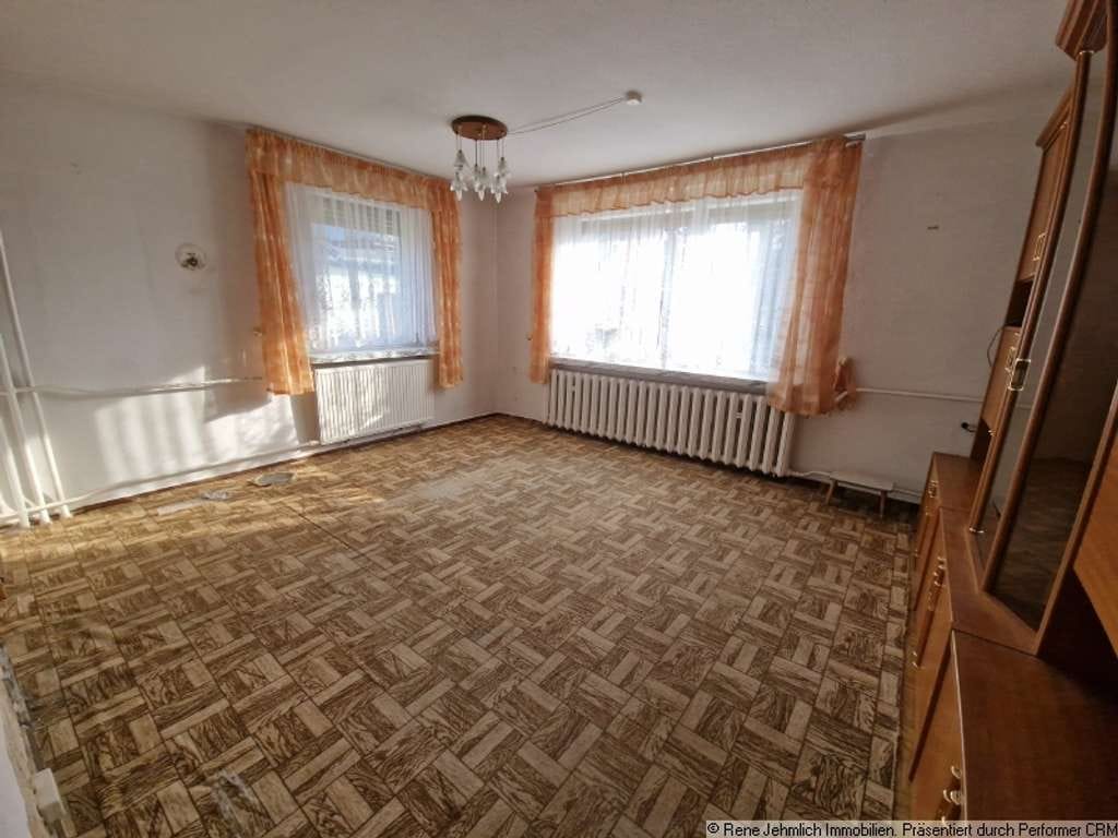 Immobilie in Callenberg - Freistehendes Haus mit 753 m² Grundstück, Brunnen, Garagen und viel Raum für neue Wohnträume - Bild 1
