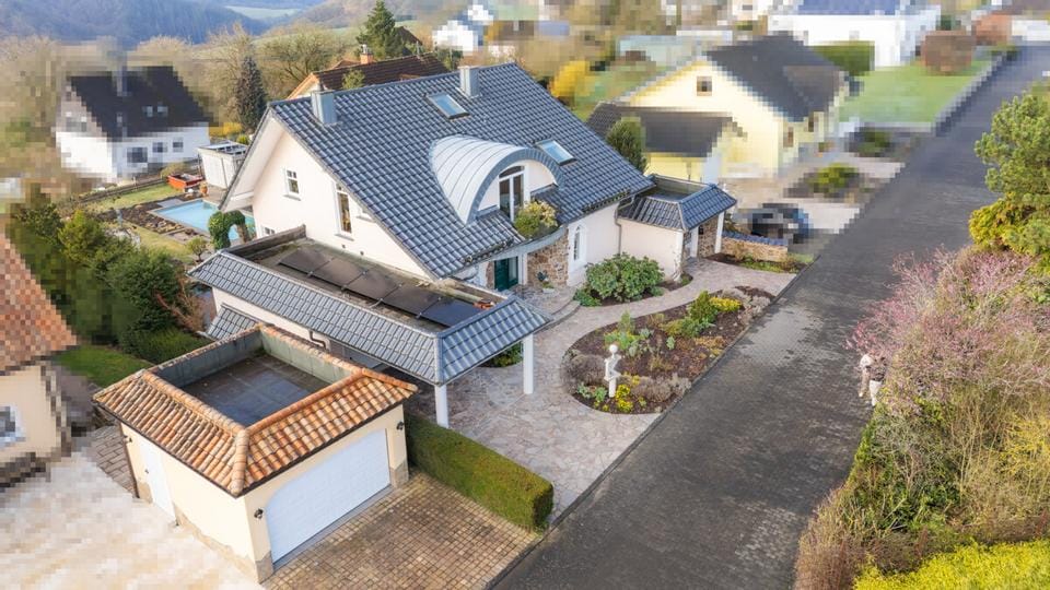 Immobilie in Breitscheid - Exklusives Wohnhaus mit Einliegerwohnung mit Weitblick, Außenpool und Saunahaus in Hochscheid! - Bild 0