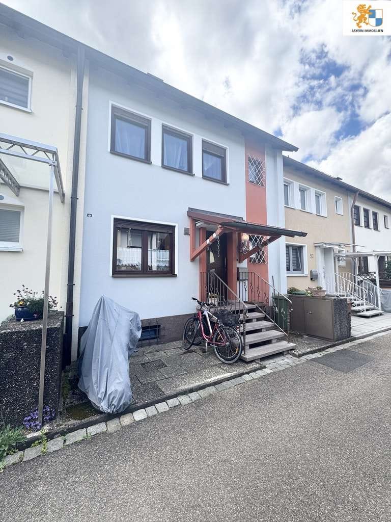 Immobilie in Feucht - Attraktives Reihenmittelhaus mit ausgebautem Studio, Kachelofen und liebevoll angelegtem Garten - Bild 2