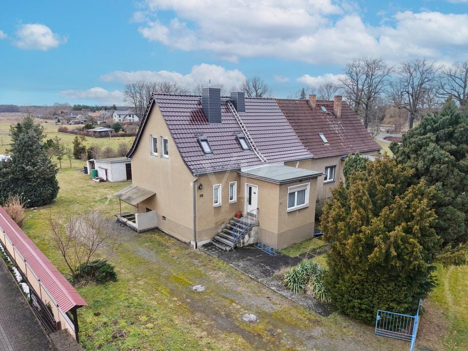 Immobilie in Ruhland - Ländliche Wohnidylle -  DHH mit Doppelcarport und großen Garten- und Wiesenflächen - Bild 0