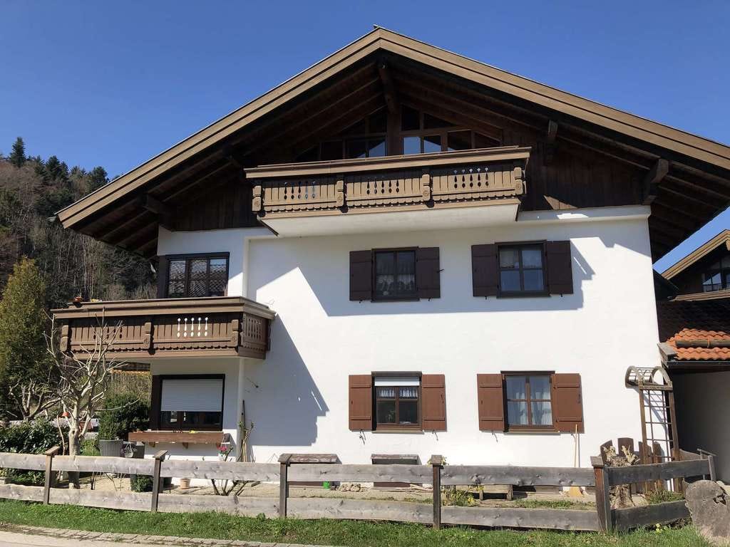 Immobilie in Siegsdorf - Großzügige Wohnung im 1.-OG mit ausgebautem DG - Balkon, Keller, Garage & Stellplatz - Bild 1